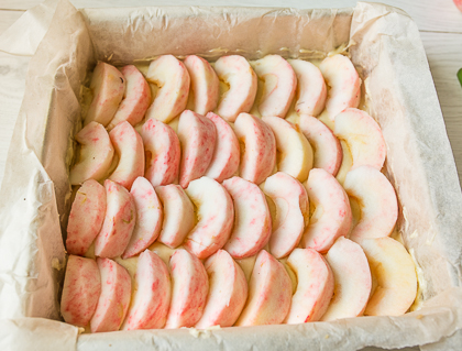 Пирог с яблоками и орехами