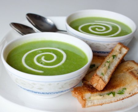 Фото - Суп-пюре из зеленого горошка с сырно-луковыми гренками