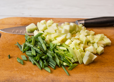 Жареная куриная печень с яблоками и сладким перцем