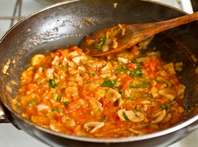 Жареная треска с томатно-грибным соусом