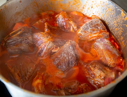 Тушеные говяжьи ребра в томатном соусе