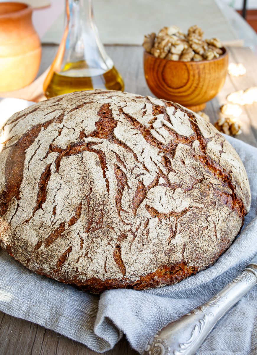 Пшенично-ржаной хлеб с грецкими орехами на ржаной закваске